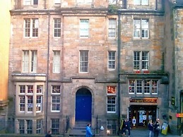 JOIVY Stylish Castle View Apartment