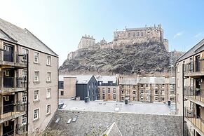 JOIVY Stylish Castle View Apartment