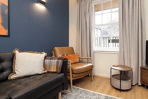 JOIVY Stylish Castle View Apartment