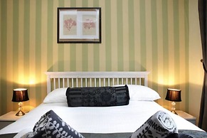 JOIVY Stylish Castle View Apartment