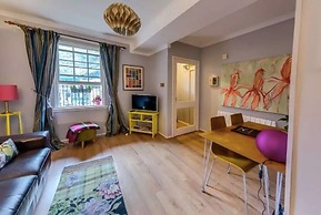 JOIVY Stylish Castle View Apartment