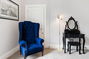 JOIVY York Place Apartment in Georgian City Centre Building