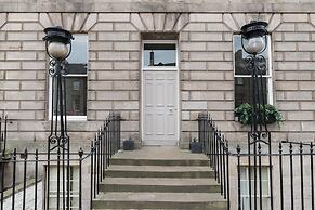JOIVY York Place Apartment in Georgian City Centre Building