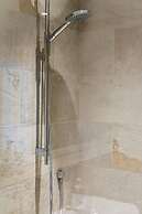 JOIVY York Place Apartment in Georgian City Centre Building