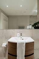 JOIVY York Place Apartment in Georgian City Centre Building