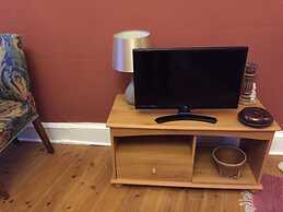 JOIVY Unique Royal Mile Apt - Relive Music History