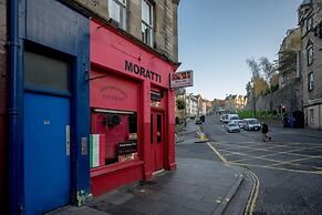 JOIVY Unique Royal Mile Apt - Relive Music History