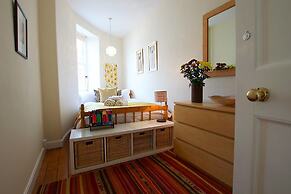 JOIVY Bright New Town 2 bed Apt - 5 Mins to Princes St