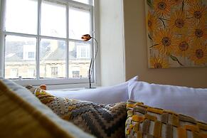 JOIVY Bright New Town 2 bed Apt - 5 Mins to Princes St