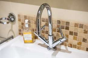 JOIVY Amazing Location! - Lovely Rose St Apt in New Town