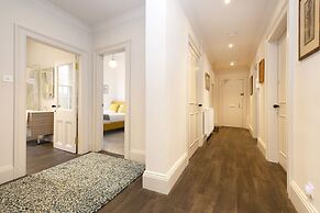 JOIVY Iconic Cockburn Street 4 Bedroom Apartment: Heart of Old Town