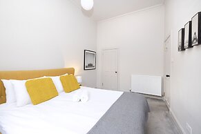 JOIVY Iconic Cockburn Street 4 Bedroom Apartment: Heart of Old Town