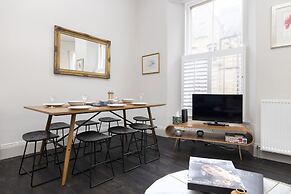 JOIVY Iconic Cockburn Street 4 Bedroom Apartment: Heart of Old Town