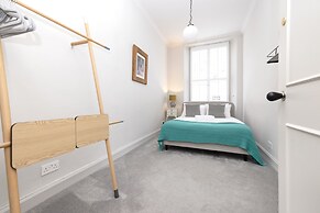 JOIVY Iconic Cockburn Street 4 Bedroom Apartment: Heart of Old Town