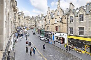 JOIVY Iconic Cockburn Street 4 Bedroom Apartment: Heart of Old Town