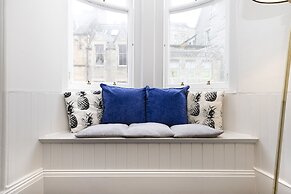 JOIVY Iconic Cockburn Street 4 Bedroom Apartment: Heart of Old Town