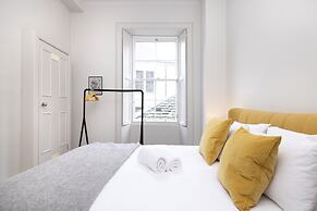 JOIVY Iconic Cockburn Street 4 Bedroom Apartment: Heart of Old Town