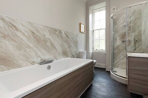 JOIVY Iconic Cockburn Street 4 Bedroom Apartment: Heart of Old Town