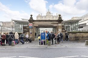 JOIVY Iconic Cockburn Street 4 Bedroom Apartment: Heart of Old Town