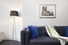 JOIVY Iconic Cockburn Street 4 Bedroom Apartment: Heart of Old Town