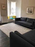 JOIVY Iconic Cockburn Street 4 Bedroom Apartment: Heart of Old Town