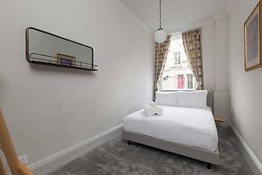 JOIVY Iconic Cockburn Street 4 Bedroom Apartment: Heart of Old Town