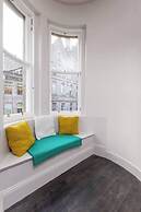 JOIVY Iconic Cockburn Street 4 Bedroom Apartment: Heart of Old Town