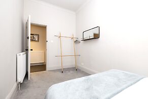 JOIVY Iconic Cockburn Street 4 Bedroom Apartment: Heart of Old Town