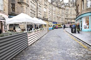 JOIVY Iconic Cockburn Street 4 Bedroom Apartment: Heart of Old Town