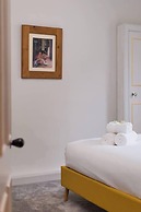 JOIVY Iconic Cockburn Street 4 Bedroom Apartment: Heart of Old Town