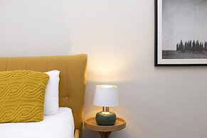 JOIVY Iconic Cockburn Street 4 Bedroom Apartment: Heart of Old Town