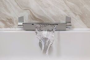 JOIVY Iconic Cockburn Street 4 Bedroom Apartment: Heart of Old Town