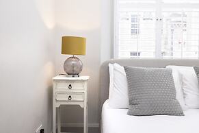 JOIVY Iconic Cockburn Street 4 Bedroom Apartment: Heart of Old Town