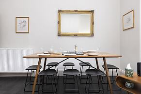 JOIVY Iconic Cockburn Street 4 Bedroom Apartment: Heart of Old Town