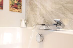 JOIVY Iconic Cockburn Street 4 Bedroom Apartment: Heart of Old Town