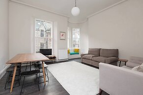 JOIVY Iconic Cockburn Street 4 Bedroom Apartment: Heart of Old Town