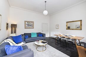 JOIVY Iconic Cockburn Street 4 Bedroom Apartment: Heart of Old Town