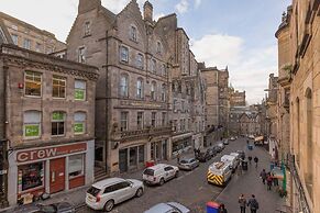 JOIVY Iconic Cockburn Street 4 Bedroom Apartment: Heart of Old Town