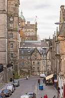 JOIVY Iconic Cockburn Street 4 Bedroom Apartment: Heart of Old Town