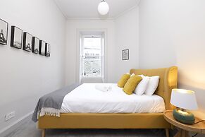 JOIVY Iconic Cockburn Street 4 Bedroom Apartment: Heart of Old Town