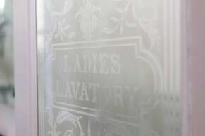 JOIVY Iconic Cockburn Street 4 Bedroom Apartment: Heart of Old Town