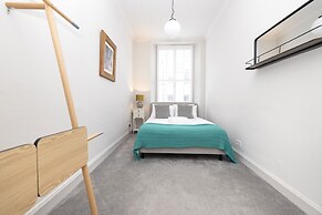 JOIVY Iconic Cockburn Street 4 Bedroom Apartment: Heart of Old Town