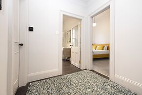 JOIVY Iconic Cockburn Street 4 Bedroom Apartment: Heart of Old Town