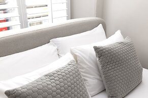 JOIVY Iconic Cockburn Street 4 Bedroom Apartment: Heart of Old Town