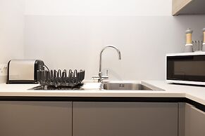 JOIVY Iconic Cockburn Street 4 Bedroom Apartment: Heart of Old Town