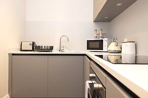 JOIVY Iconic Cockburn Street 4 Bedroom Apartment: Heart of Old Town