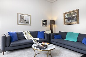 JOIVY Iconic Cockburn Street 4 Bedroom Apartment: Heart of Old Town