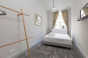 JOIVY Iconic Cockburn Street 4 Bedroom Apartment: Heart of Old Town