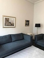 JOIVY Iconic Cockburn Street 4 Bedroom Apartment: Heart of Old Town