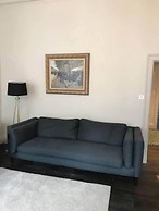 JOIVY Iconic Cockburn Street 4 Bedroom Apartment: Heart of Old Town